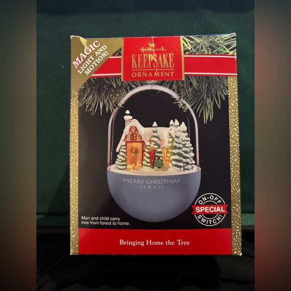Hallmark Keepsake Ornament - Festive Gold and Green Scene - Picture 1 of 1